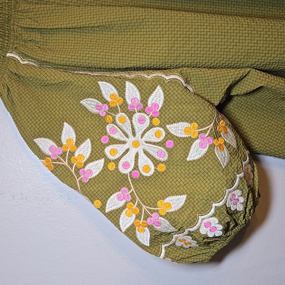 THML Eloise Embroidered Short Puff Sleeved V-Neck Pullover Lightweight Top - Picture 10 of 15